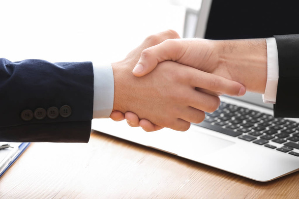 Human resources manager shaking hands with applicant - Fotoğraf, Görsel