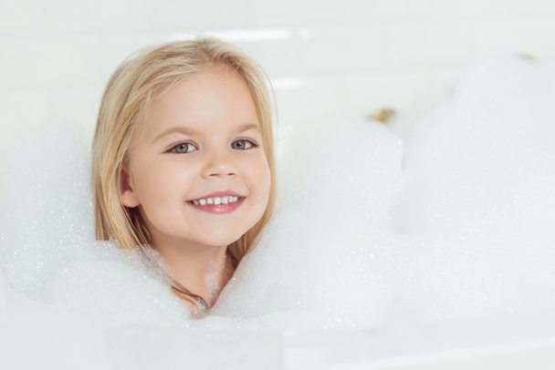 adorable child in bathtub - 写真・画像