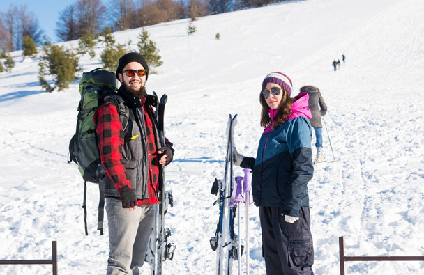 Couple avec équipement de ski sur montagne enneigée
 - Photo, image