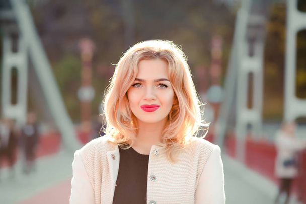 Portrait de rue de charmant modèle blond avec un maquillage lumineux, porte
 - Photo, image