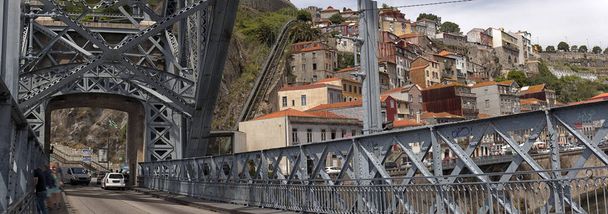 rautatie-, maantie- ja jalankulkusilta Douro-joen yli Portossa. Portugali
. - Valokuva, kuva