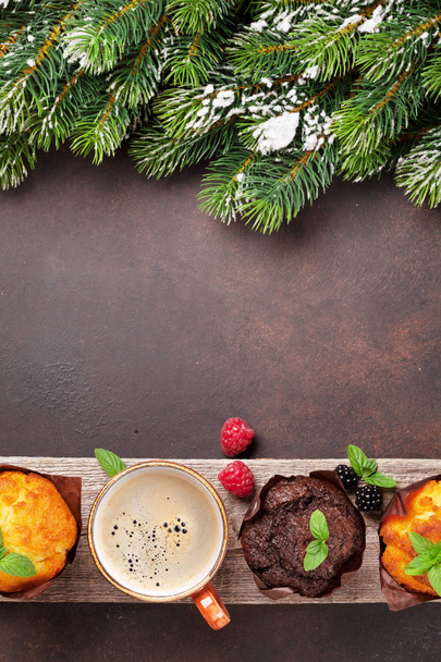 Weihnachtsbaum, Muffins und Kaffee - Foto, Bild