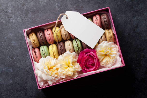 Colorful macaroons and flowers - Fotografie, Obrázek