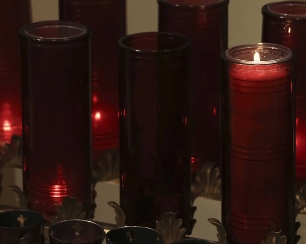Un accordo di candele di preghiera in una Chiesa
 - Foto, immagini