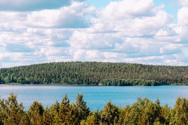 Hermosa vista del lago con costa verde
 - Foto, Imagen