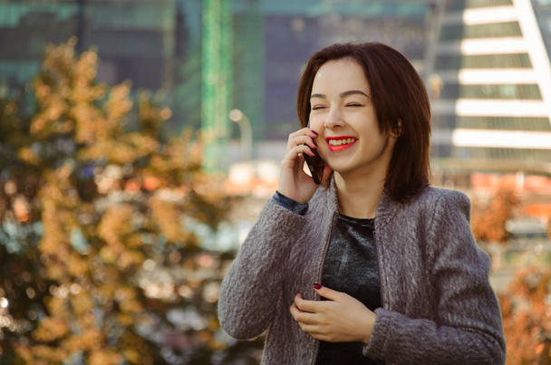 beautiful woman talking on the mobile phone - Zdjęcie, obraz
