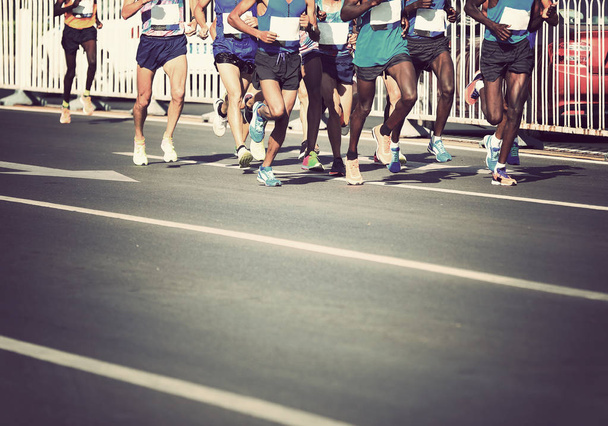 corredores de maratón en la carretera de la ciudad
 - Foto, Imagen