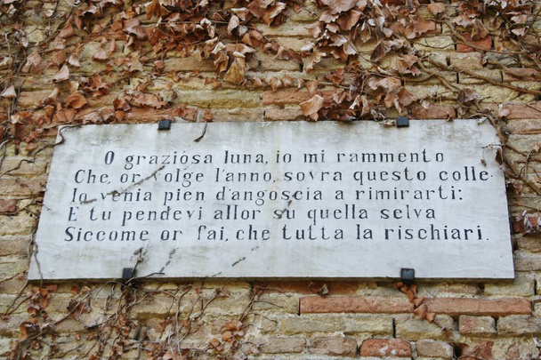 Poesie von giacomo leopardi, recanati, marche, mittelitalien - Foto, Bild