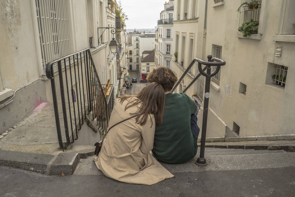 Ένα ζευγάρι στην αγάπη στους δρόμους του Παρισιού. Ο τύπος με το κορίτσι  - Φωτογραφία, εικόνα