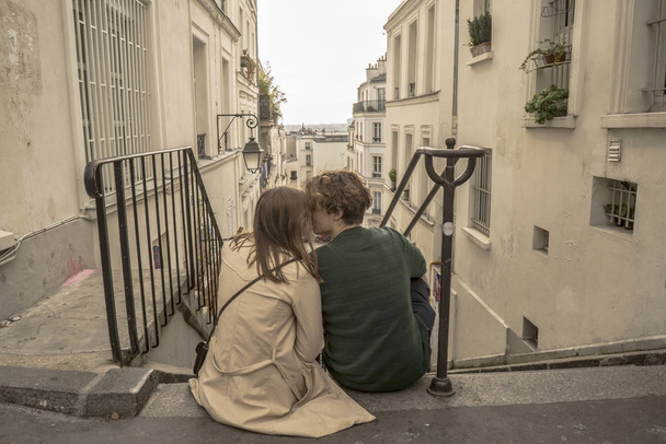Ένα ζευγάρι στην αγάπη στους δρόμους του Παρισιού. Ο τύπος με το κορίτσι  - Φωτογραφία, εικόνα