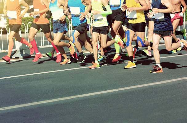Maratonské běžce na městské silnici - Fotografie, Obrázek