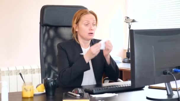 Mulher de negócios doente com gripe a assoar o nariz no tecido. no escritório. 4k, câmera lenta
 - Filmagem, Vídeo