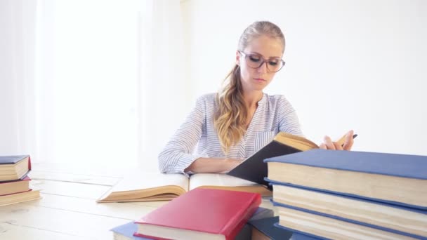 üzleti lány ül a Hivatal papír mappák titkár olvas könyveket - Felvétel, videó
