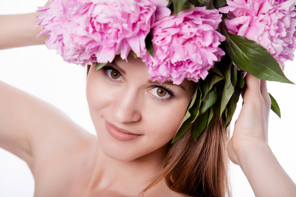 Gyönyörű lány, bazsarózsa virágok - Fotó, kép