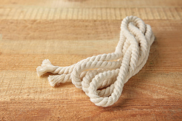 Cuerda de cáñamo sobre fondo de madera
 - Foto, imagen