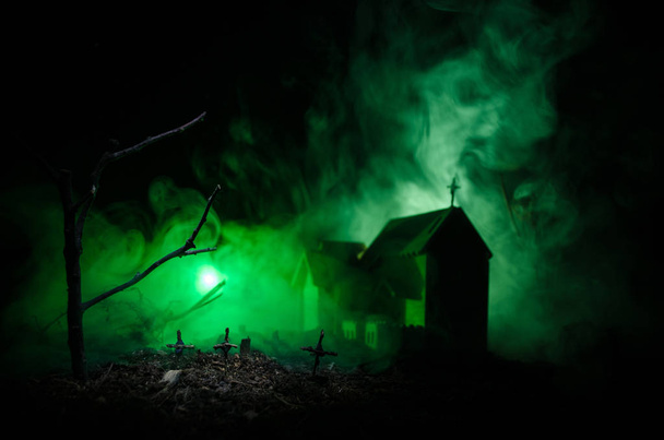 Gruseliger Blick auf Zombies auf Friedhof toter Baum, Mond, Kirche und gruselig bewölkter Himmel mit Nebel, Horror-Halloween-Konzept - Foto, Bild