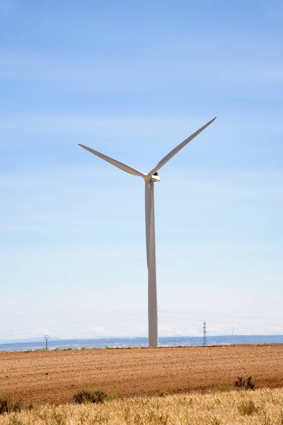 Rüzgar Türbini bir çöl peyzaj - Fotoğraf, Görsel