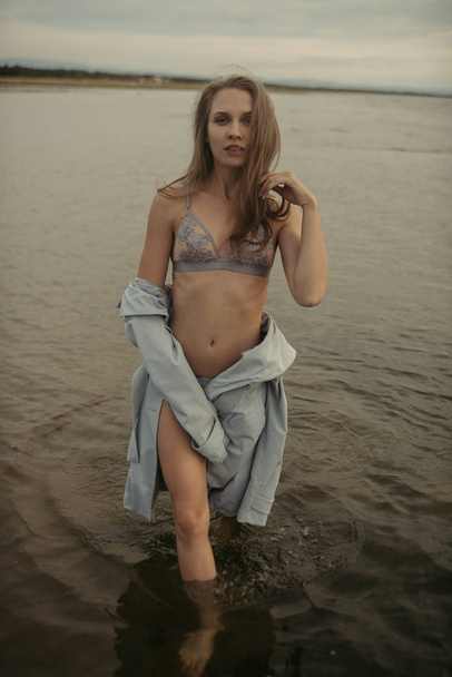 retrato sexy chica con un hermoso cuerpo en el mar
 - Foto, imagen