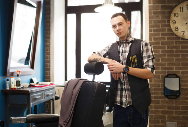 Barber invita a sedersi sulla sedia del barbiere
 - Foto, immagini