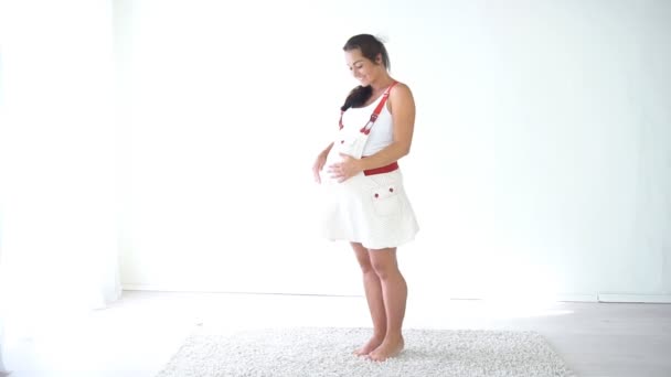 emocí šťastný těhotná žena před porodem - Záběry, video