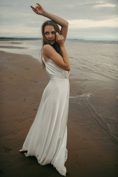 портрет сексуальна дівчина з красивим тілом в морі
 - Фото, зображення