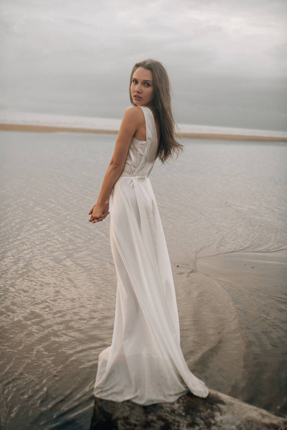  κοπέλα με λευκό φόρεμα στη θάλασσα - Φωτογραφία, εικόνα