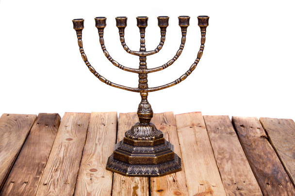 Ancienne bougie rituel menorah sur une table en bois
 - Photo, image
