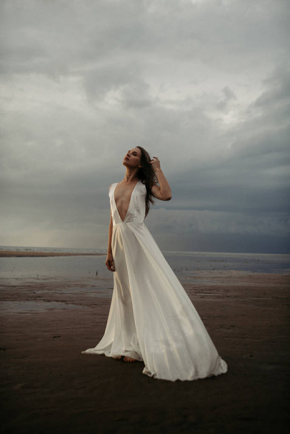  girl in white dress in the sea - Foto, Imagem