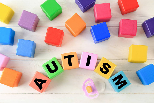 Κύβους χρώμα με λέξη αυτισμός σε φόντο ξύλινη - Φωτογραφία, εικόνα