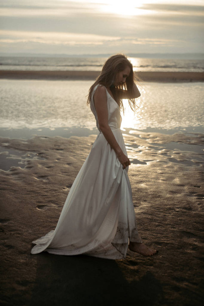  girl in white dress in the sea - Foto, afbeelding