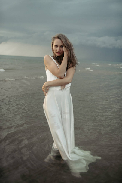  Mädchen im weißen Kleid im Meer - Foto, Bild