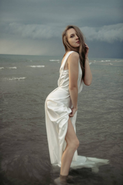  girl in white dress in the sea - Foto, immagini