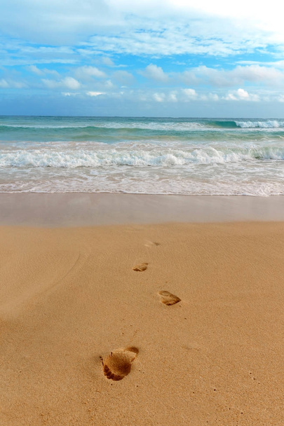 jalanjälkiä hiekassa rannalla - Valokuva, kuva