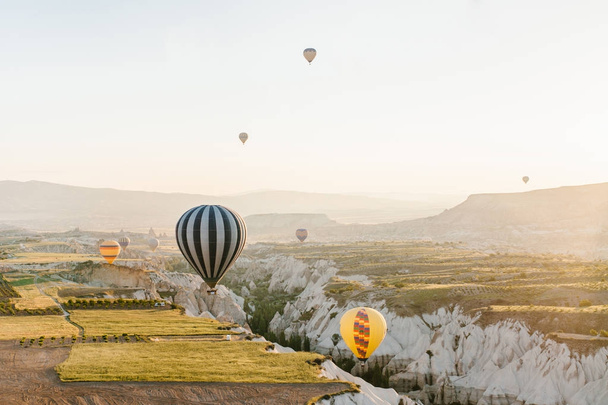 Sławny turysta atrakcja Cappadocia jest lot air. Cappadocia jest znany na całym świecie jako jeden z najlepszych miejsc na loty z balonów. Kapadocja, Turcja. - Zdjęcie, obraz