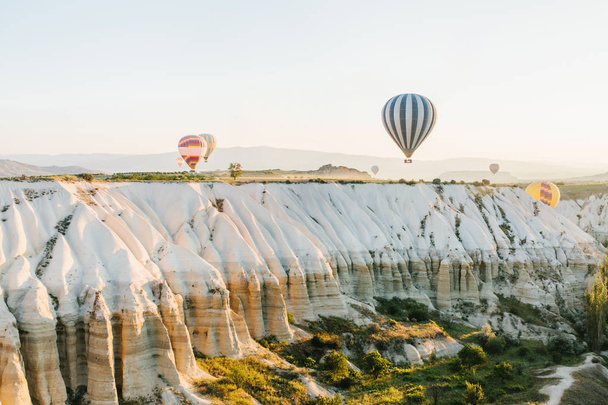 De beroemde toeristische attractie van Cappadocië is een air-vlucht. Cappadocië staat bekend over de hele wereld als een van de beste plekken voor vluchten met ballonnen. Cappadocië, Turkije. - Foto, afbeelding