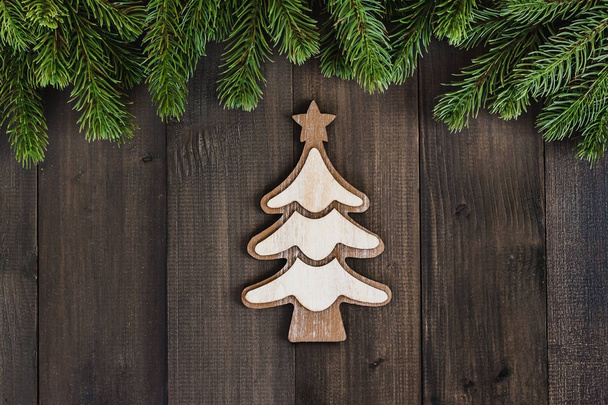 Christmas fir tree branches with christmas tree ornaments on dar - Foto, Imagen