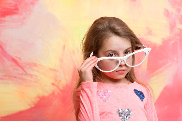 Small girl in fashionable summer glasses. - Fotoğraf, Görsel