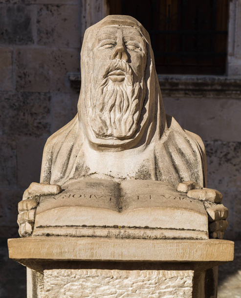 Statue de saint Antoine lisant la Bible
 - Photo, image