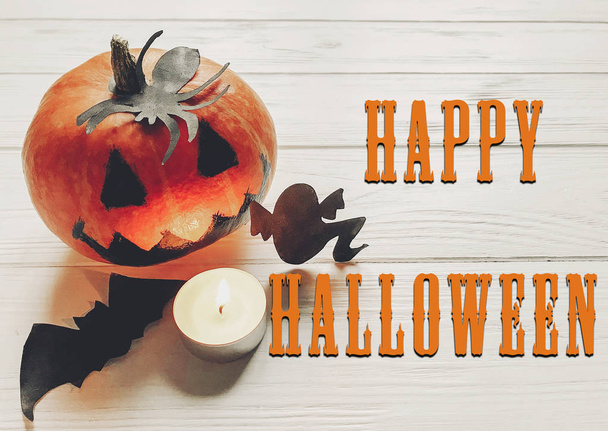 Feliz texto de Halloween. calabaza linterna jack con murciélagos fantasma bruja
 - Foto, imagen