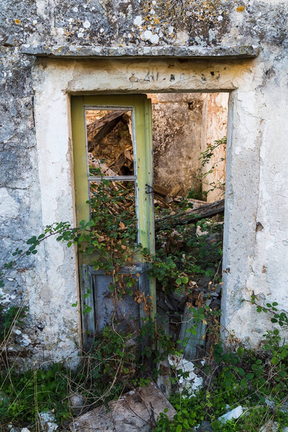 Дверь в заброшенную деревню в Горня Накована
 - Фото, изображение