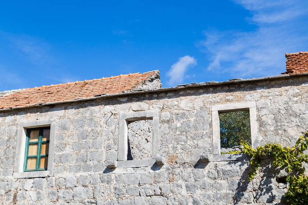 Faltan ventanas y techo en un edificio en Donja Nakovana
 - Foto, imagen