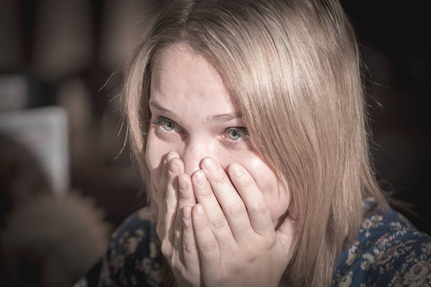 Zaskoczona młoda kobieta zakrywająca usta rękami - Zdjęcie, obraz