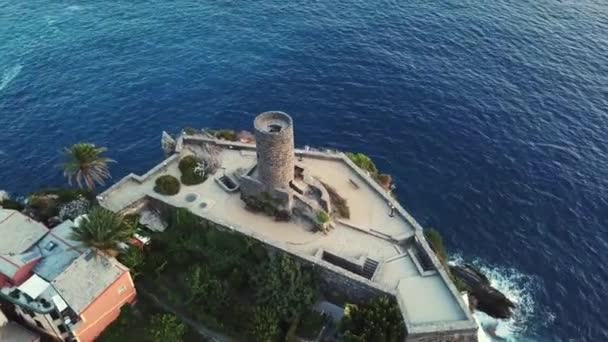 Widok z lotu ptaka Vernazzy w Cinque Terre, Włochy - Materiał filmowy, wideo