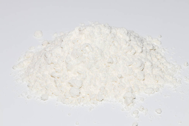 Montón de harina de trigo aislada sobre fondo blanco
 - Foto, imagen