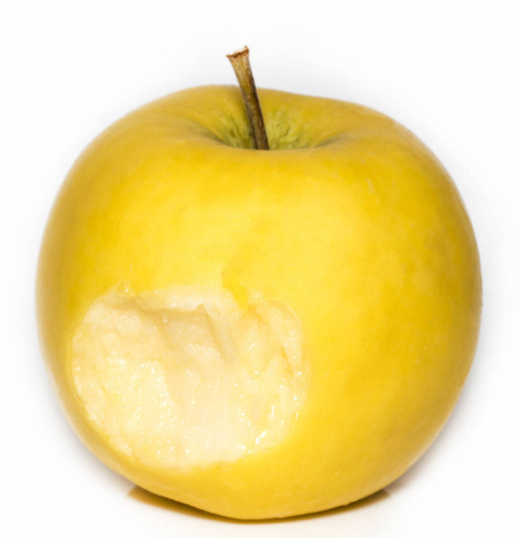жовте яблуко з відміткою укусу на білому тлі
 - Фото, зображення