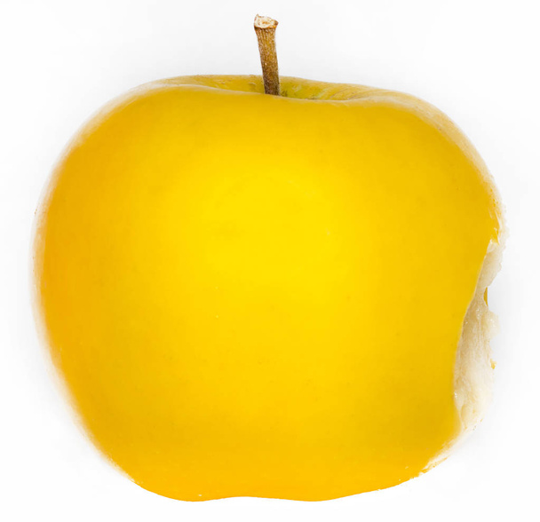 pomme jaune avec une marque de morsure sur fond blanc
 - Photo, image