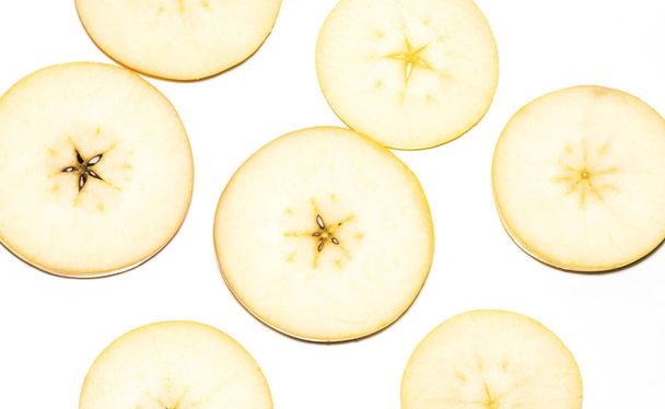 Fatia de maçã amarela isolada no fundo branco
 - Foto, Imagem