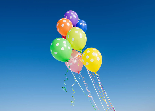 воздушные шары в горошек
  - Фото, изображение