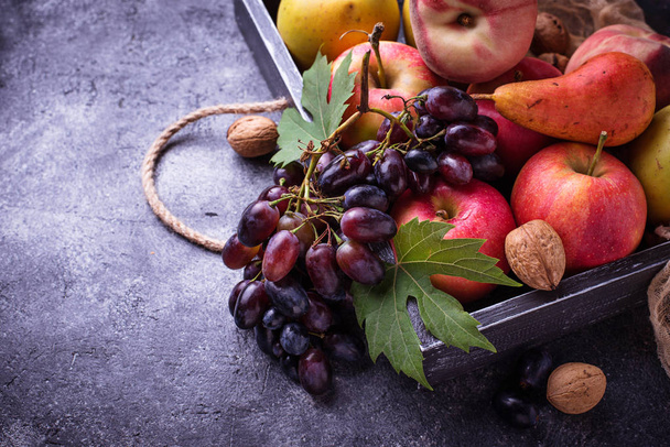 Frutas frescas. Maçãs, peras, uvas e pêssegos
 - Foto, Imagem