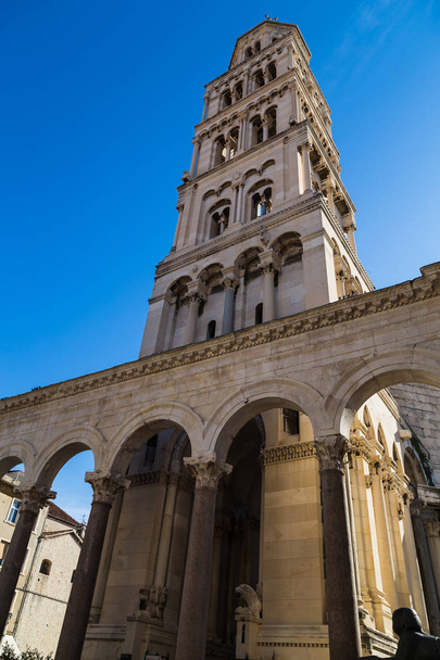 Guardando il campanile della cattedrale di San Domnio
 - Foto, immagini